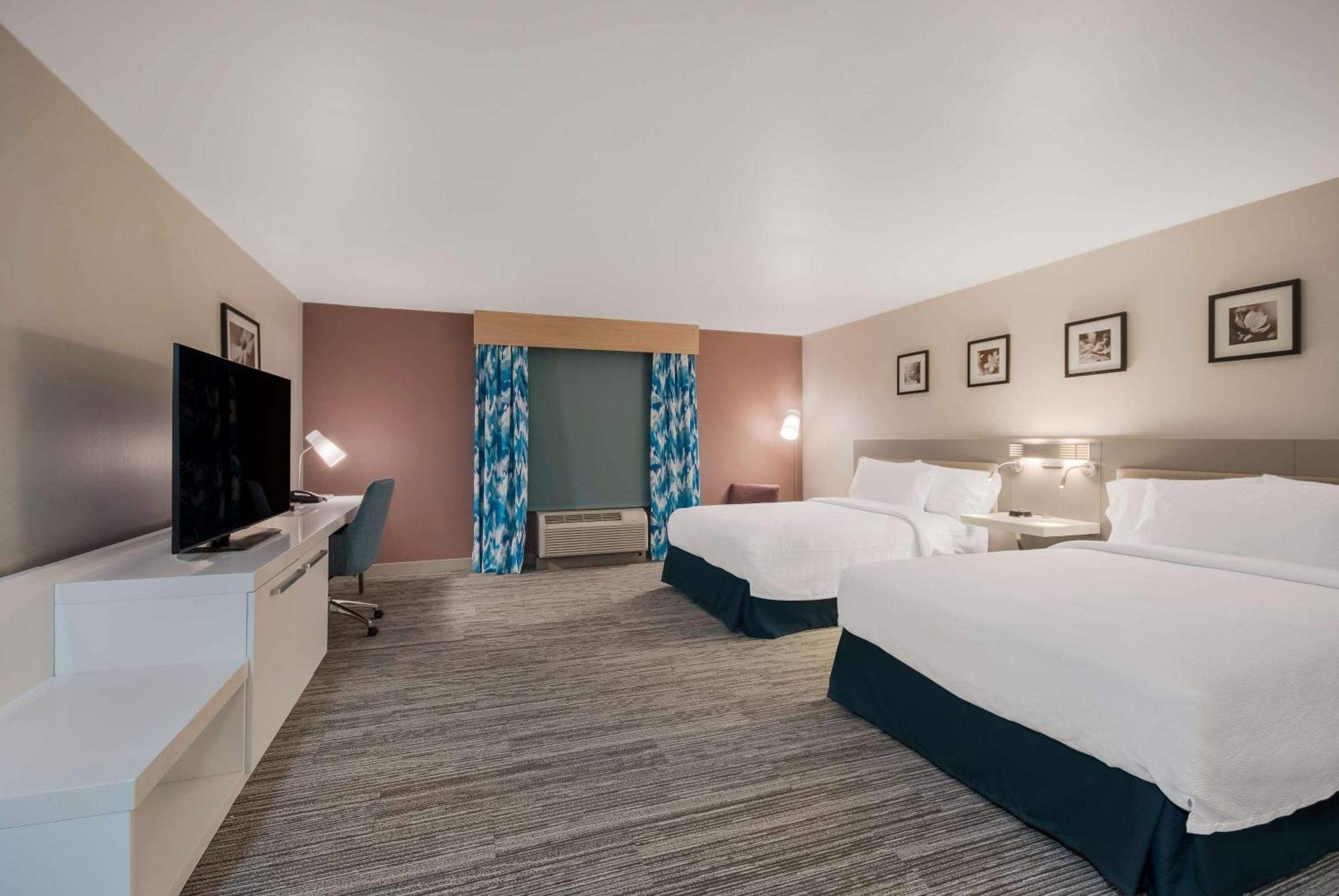 Standard Queen Room with Two Queen Beds,1557455110:JPEG